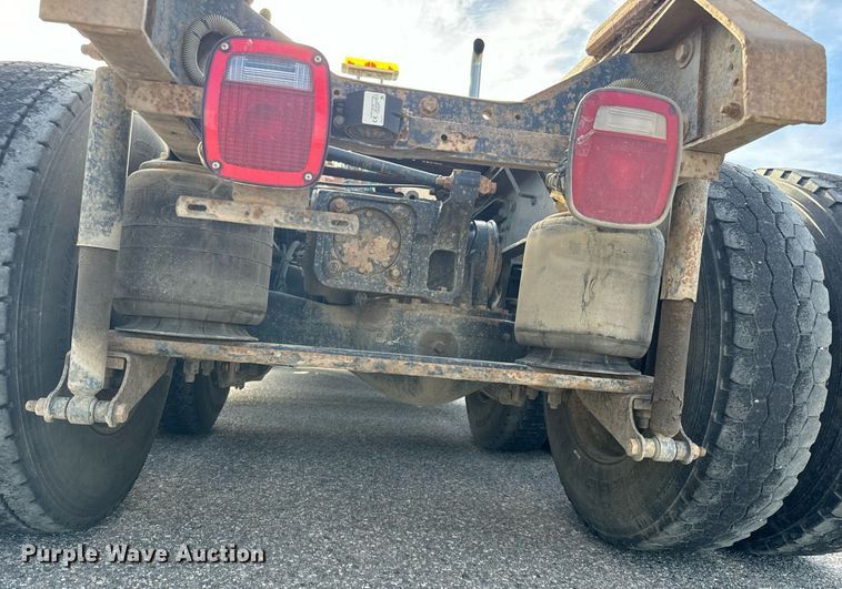 image for item EG9852 2006 Mack CL733 semi truck