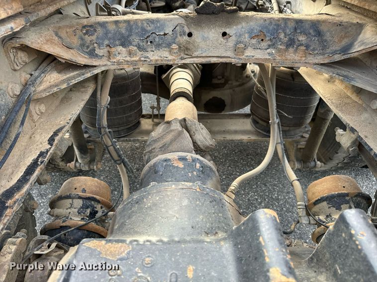 image for item EG9852 2006 Mack CL733 semi truck