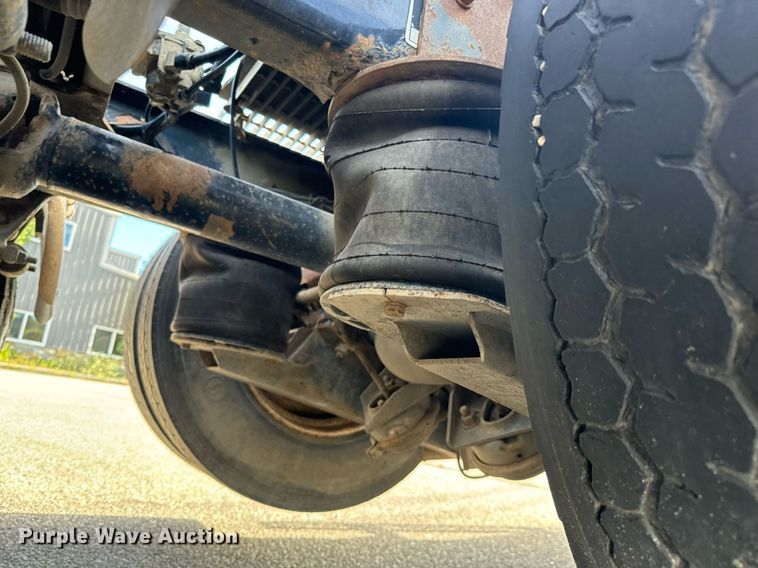 image for item EG9852 2006 Mack CL733 semi truck