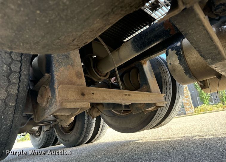 image for item EG9852 2006 Mack CL733 semi truck