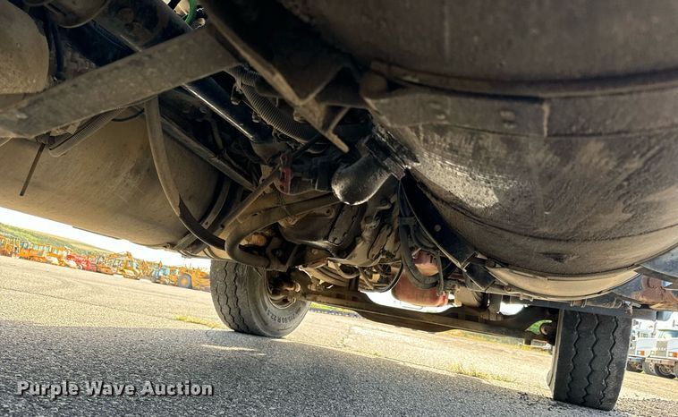 image for item EG9852 2006 Mack CL733 semi truck