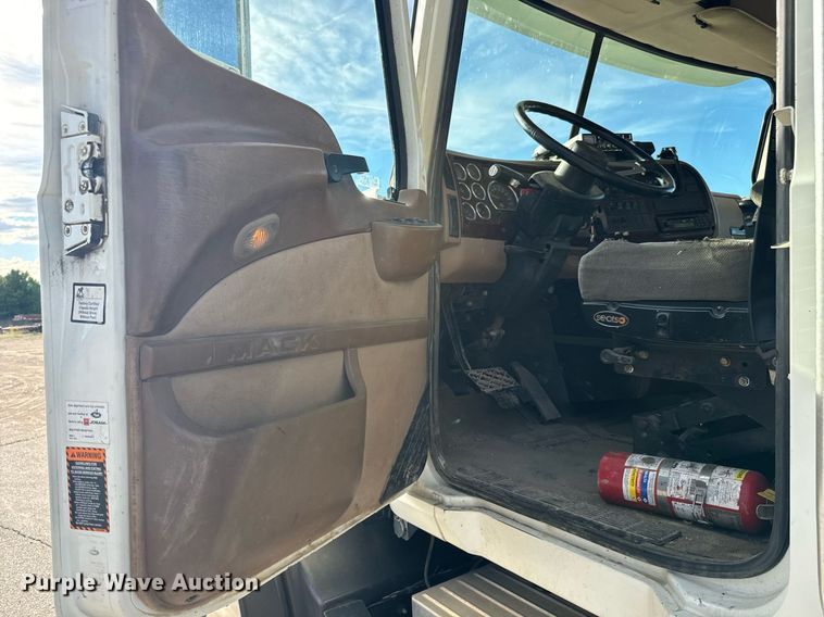 image for item EG9852 2006 Mack CL733 semi truck