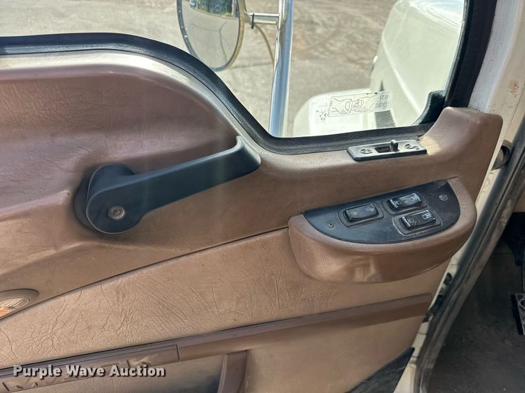 image for item EG9852 2006 Mack CL733 semi truck