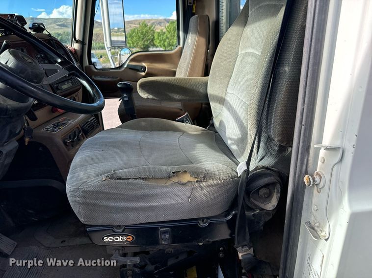 image for item EG9852 2006 Mack CL733 semi truck