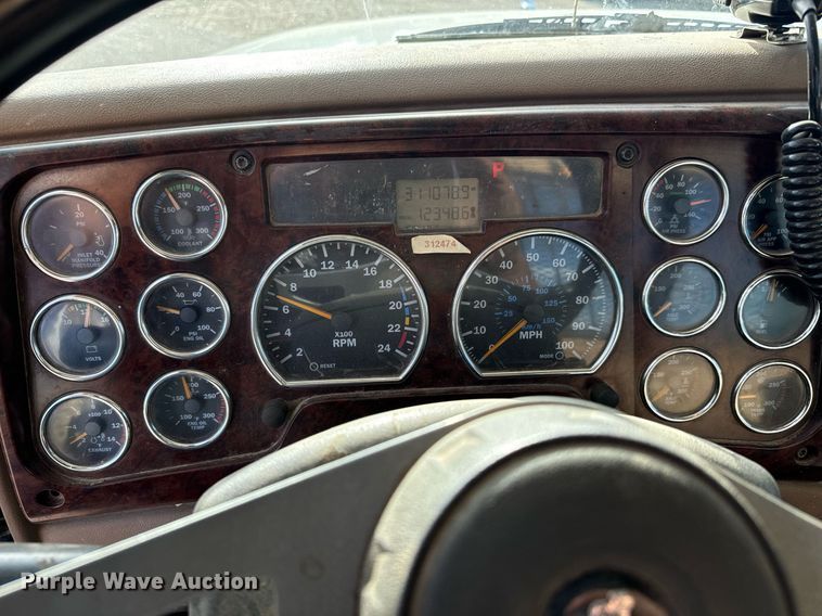 image for item EG9852 2006 Mack CL733 semi truck