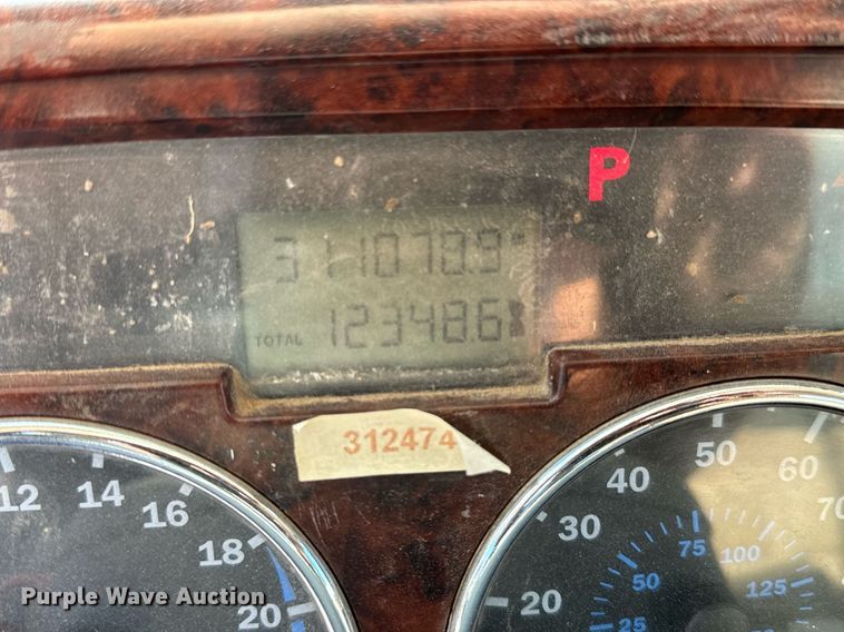 image for item EG9852 2006 Mack CL733 semi truck