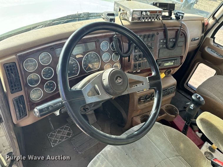 image for item EG9852 2006 Mack CL733 semi truck