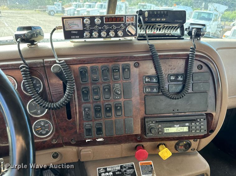 image for item EG9852 2006 Mack CL733 semi truck