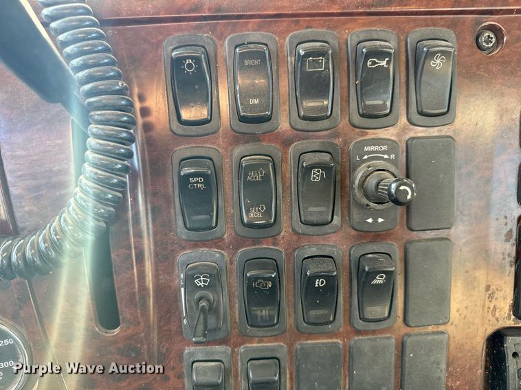 image for item EG9852 2006 Mack CL733 semi truck