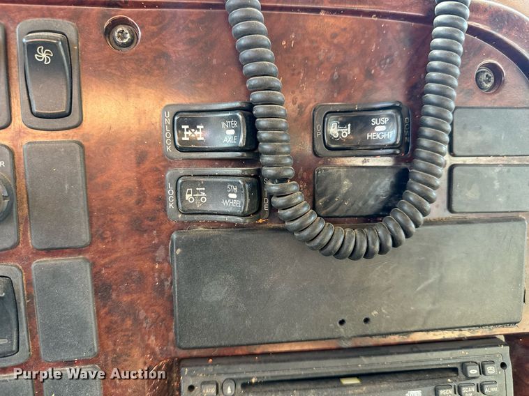 image for item EG9852 2006 Mack CL733 semi truck