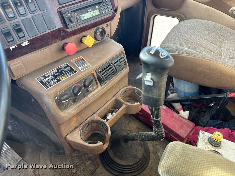 image for item EG9852 2006 Mack CL733 semi truck