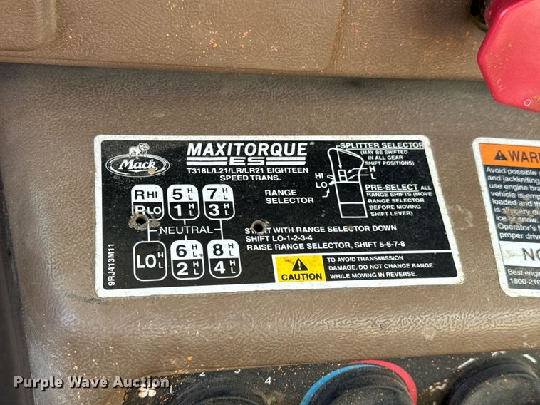 image for item EG9852 2006 Mack CL733 semi truck