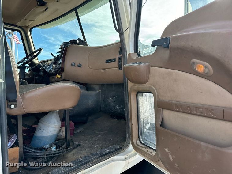 image for item EG9852 2006 Mack CL733 semi truck