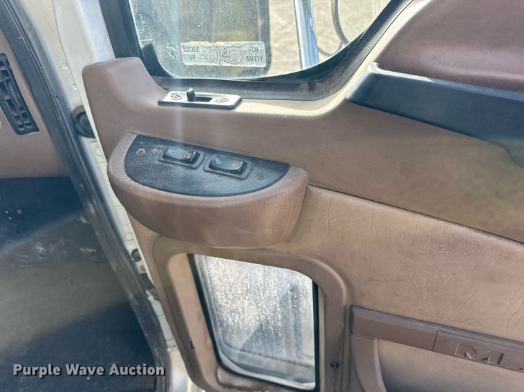 image for item EG9852 2006 Mack CL733 semi truck