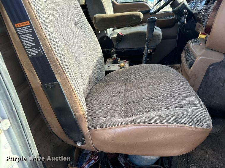 image for item EG9852 2006 Mack CL733 semi truck