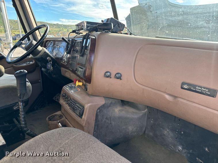 image for item EG9852 2006 Mack CL733 semi truck