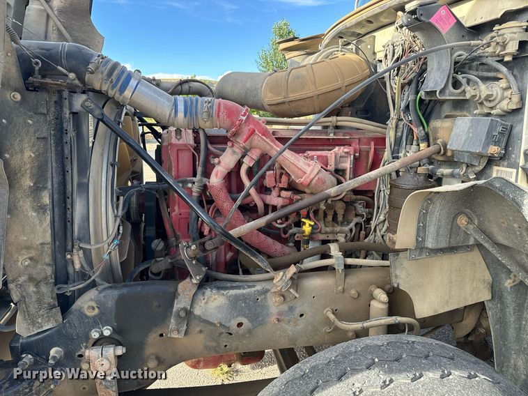 image for item EG9852 2006 Mack CL733 semi truck