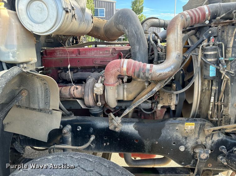 image for item EG9852 2006 Mack CL733 semi truck