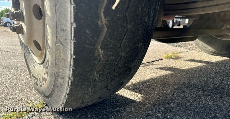 image for item EG9852 2006 Mack CL733 semi truck