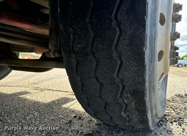 image for item EG9852 2006 Mack CL733 semi truck