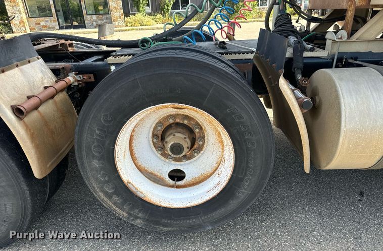 image for item EG9852 2006 Mack CL733 semi truck