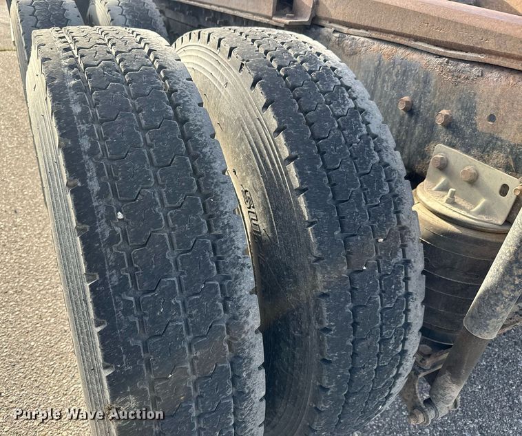 image for item EG9852 2006 Mack CL733 semi truck