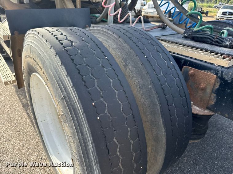 image for item EG9852 2006 Mack CL733 semi truck