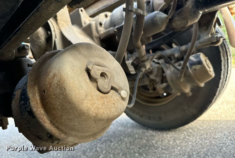 image for item EG9852 2006 Mack CL733 semi truck