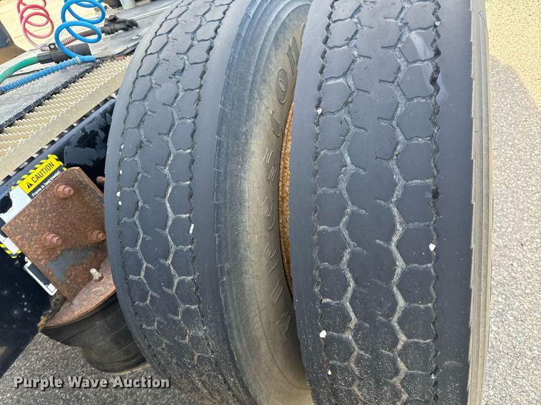 image for item EG9852 2006 Mack CL733 semi truck