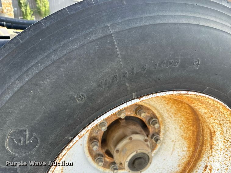 image for item EG9852 2006 Mack CL733 semi truck