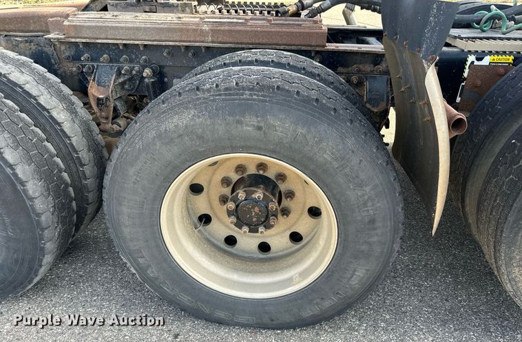 image for item EG9852 2006 Mack CL733 semi truck