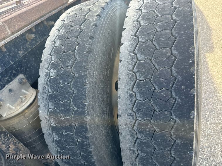 image for item EG9852 2006 Mack CL733 semi truck