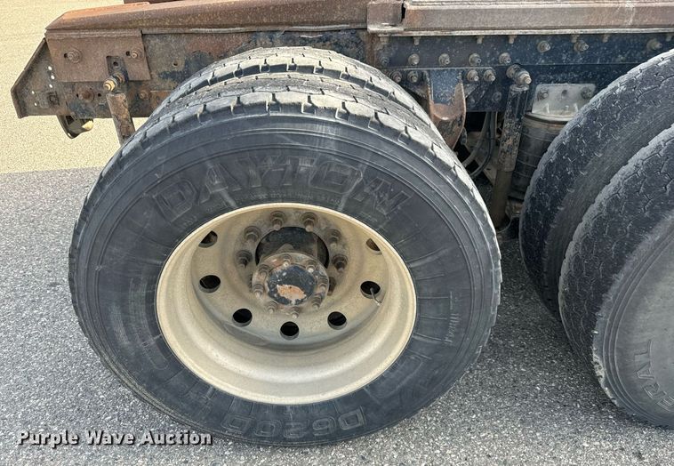 image for item EG9852 2006 Mack CL733 semi truck