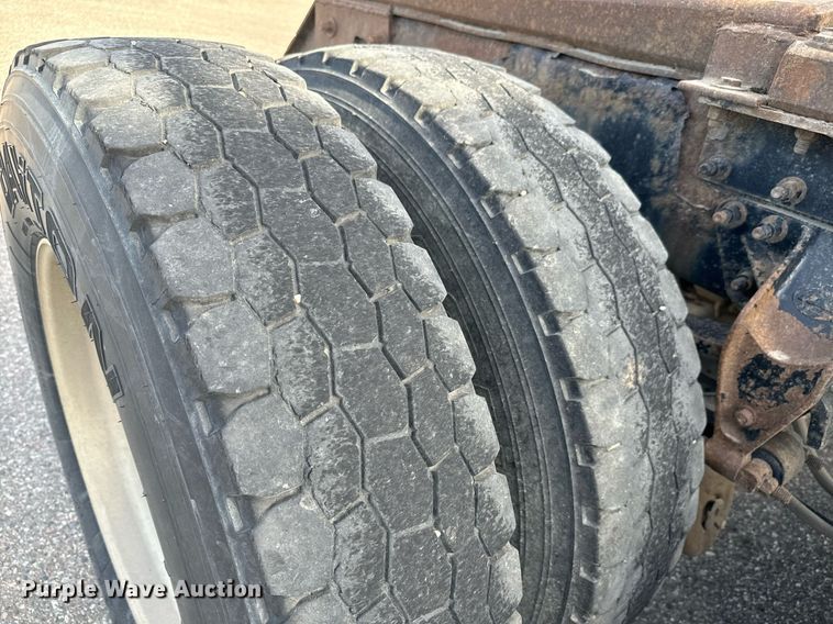 image for item EG9852 2006 Mack CL733 semi truck