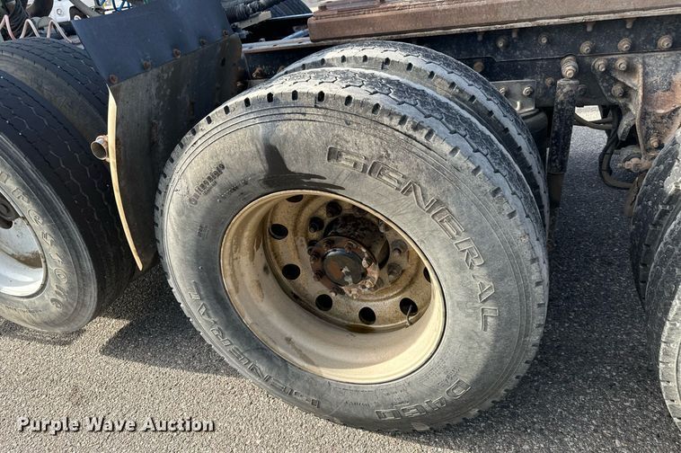 image for item EG9852 2006 Mack CL733 semi truck