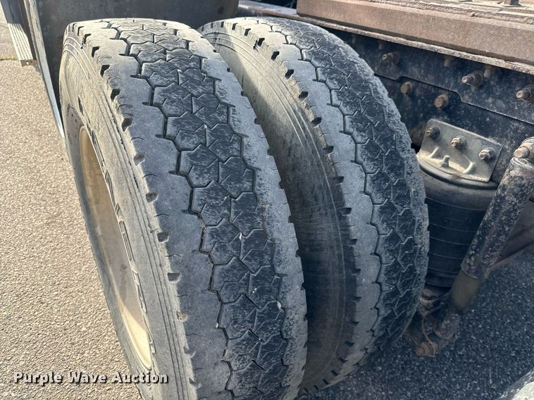 image for item EG9852 2006 Mack CL733 semi truck