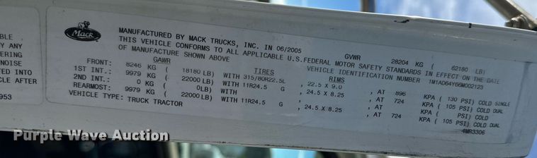 image for item EG9852 2006 Mack CL733 semi truck