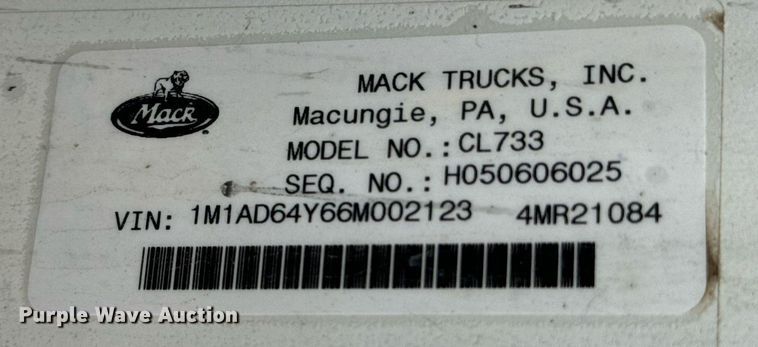 image for item EG9852 2006 Mack CL733 semi truck