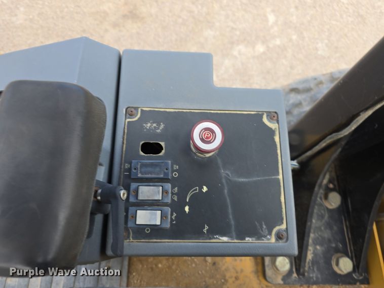 image for item EG9855 2005 Caterpillar CP-563E single drum vibratory roller