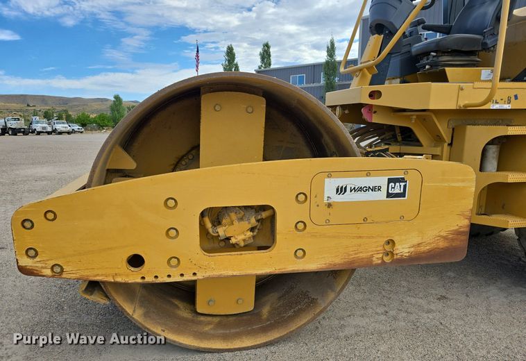 image for item EG9857 2007 Caterpillar CS-563E single drum vibratory roller