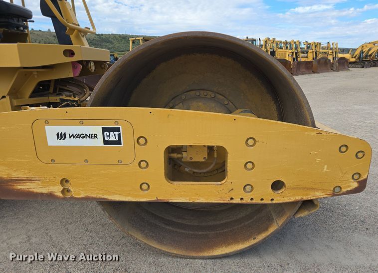 image for item EG9857 2007 Caterpillar CS-563E single drum vibratory roller