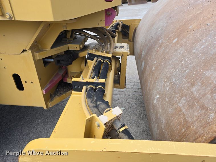 image for item EG9857 2007 Caterpillar CS-563E single drum vibratory roller