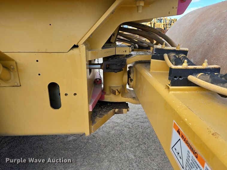 image for item EG9857 2007 Caterpillar CS-563E single drum vibratory roller