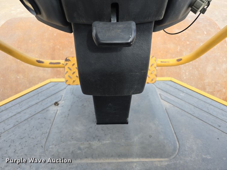 image for item EG9857 2007 Caterpillar CS-563E single drum vibratory roller