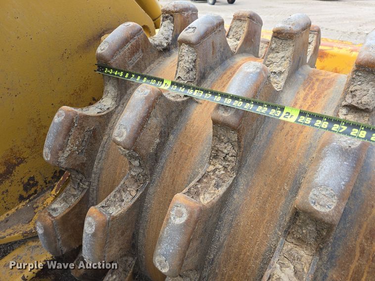 image for item EG9860 1982 Caterpillar 816B soil compactor