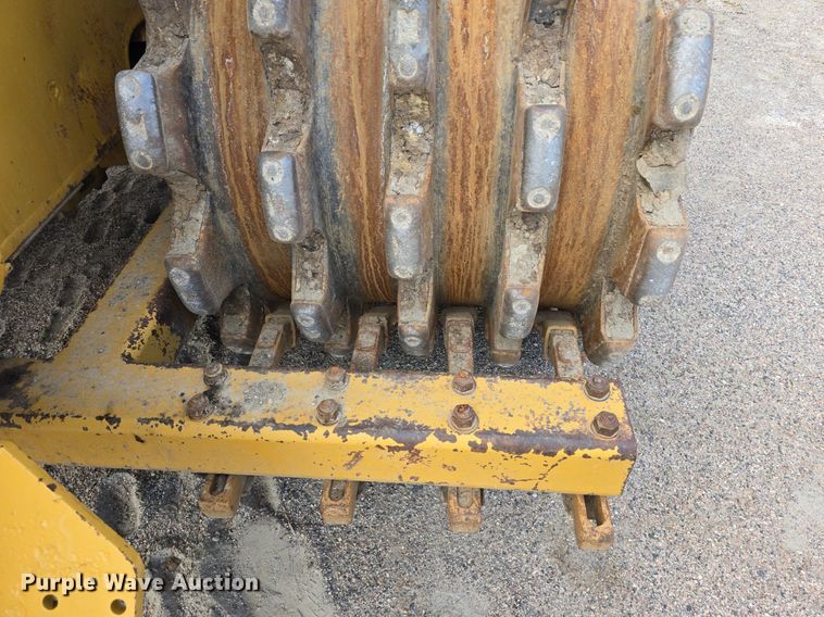 image for item EG9860 1982 Caterpillar 816B soil compactor