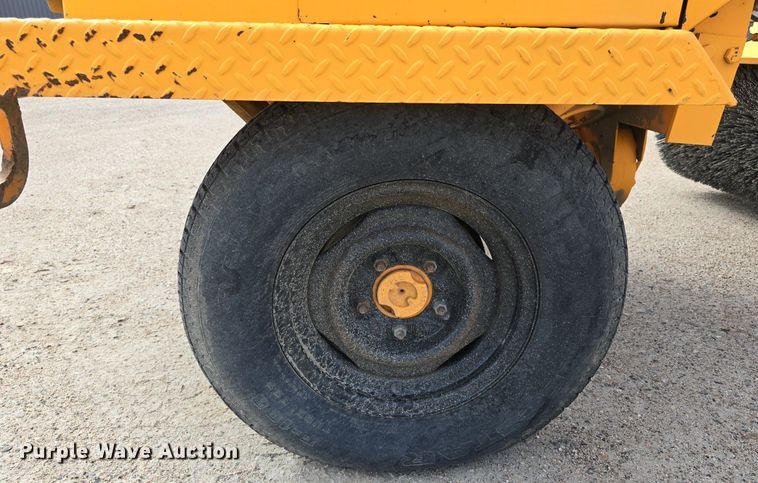 image for item EG9862 2005 Rosco RB-48 broom