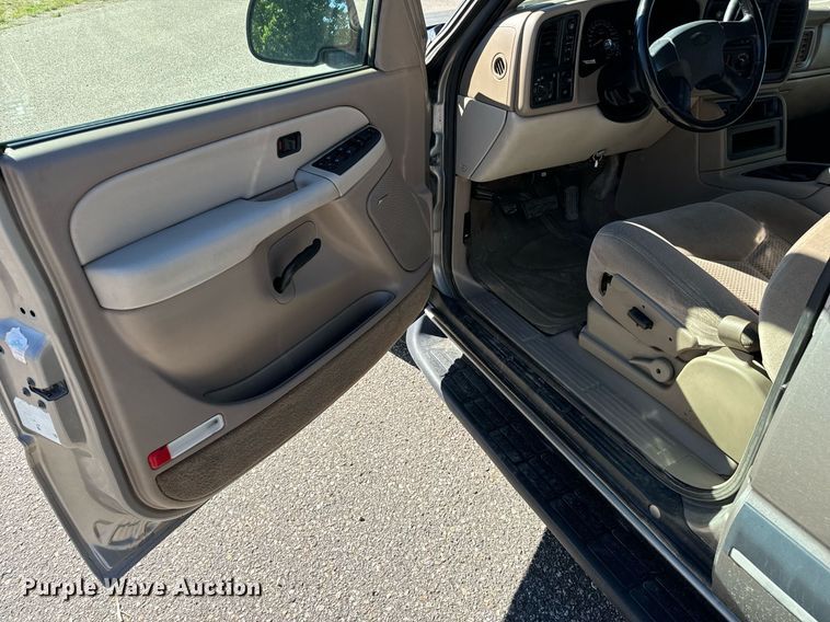 image for item EG9865 2003 Chevrolet Suburban  SUV