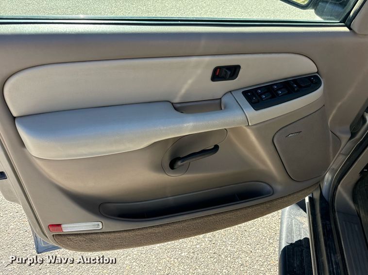 image for item EG9865 2003 Chevrolet Suburban  SUV