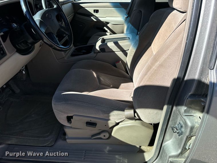 image for item EG9865 2003 Chevrolet Suburban  SUV